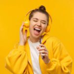 Seorang wanita yang sedang mendengarkan musik