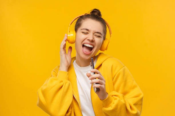 Seorang wanita yang sedang mendengarkan musik